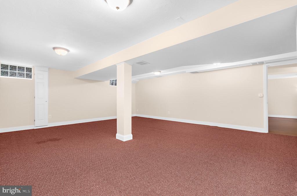 668 WHITE SWAN DRIVE