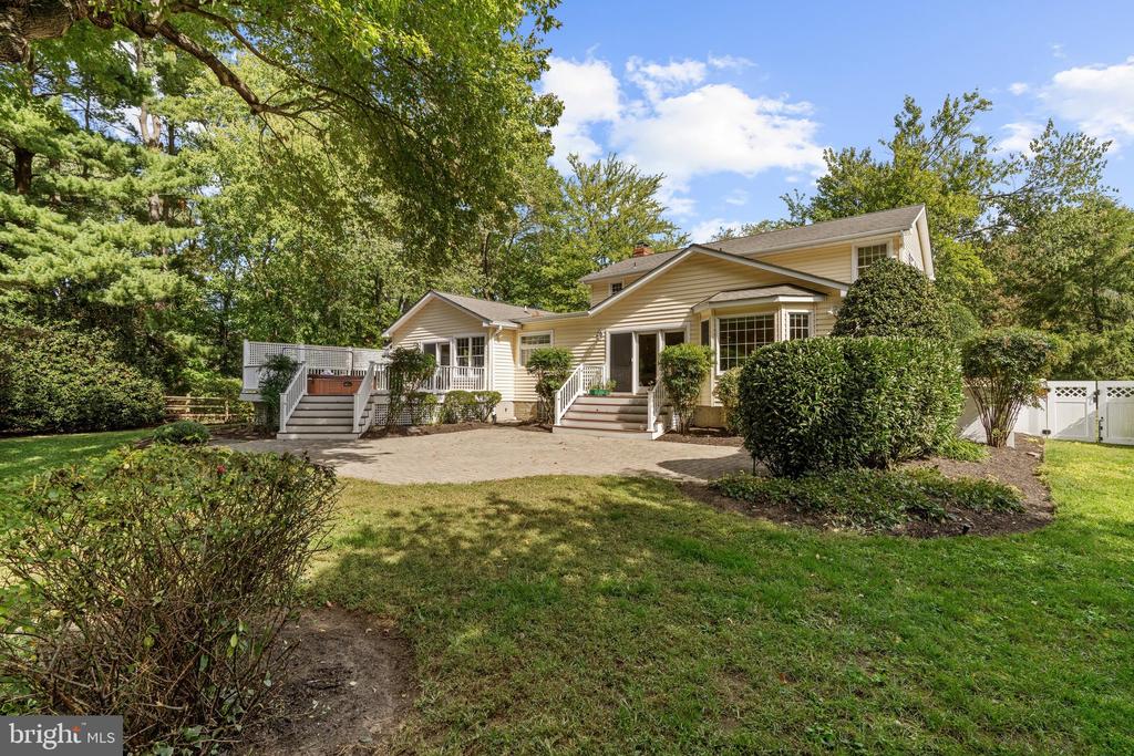 668 WHITE SWAN DRIVE