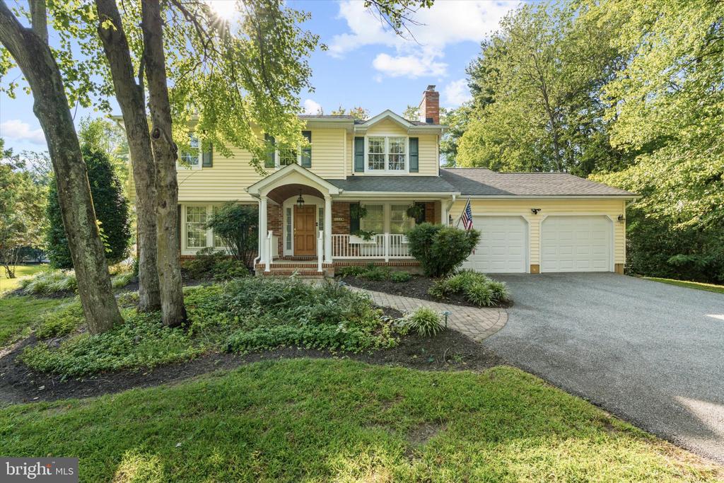 668 WHITE SWAN DRIVE