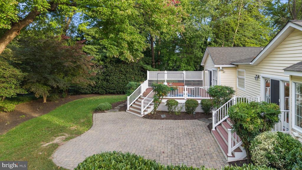 668 WHITE SWAN DRIVE