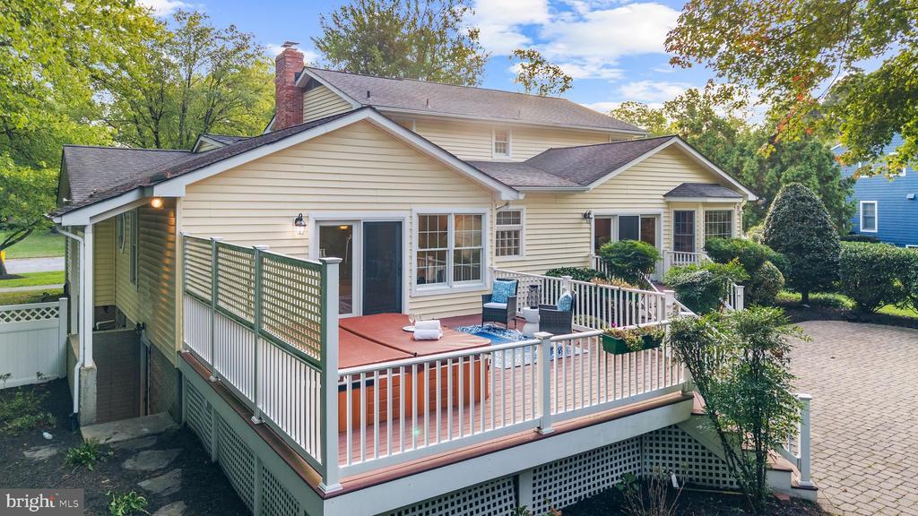 668 WHITE SWAN DRIVE