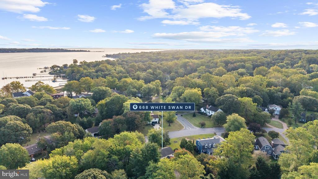 668 WHITE SWAN DRIVE