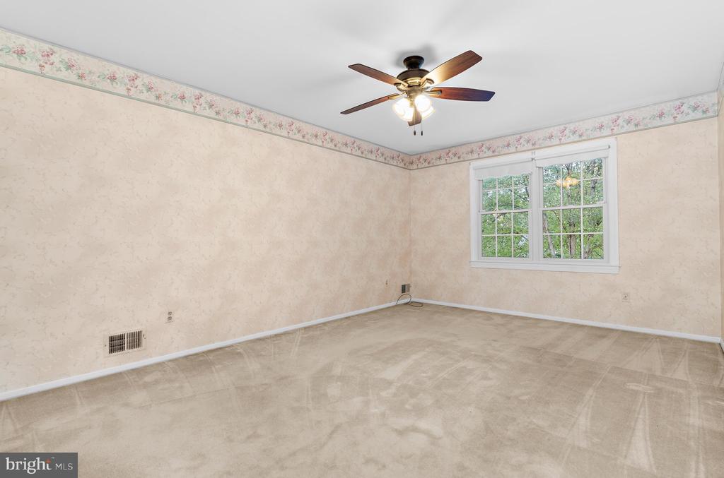 668 WHITE SWAN DRIVE