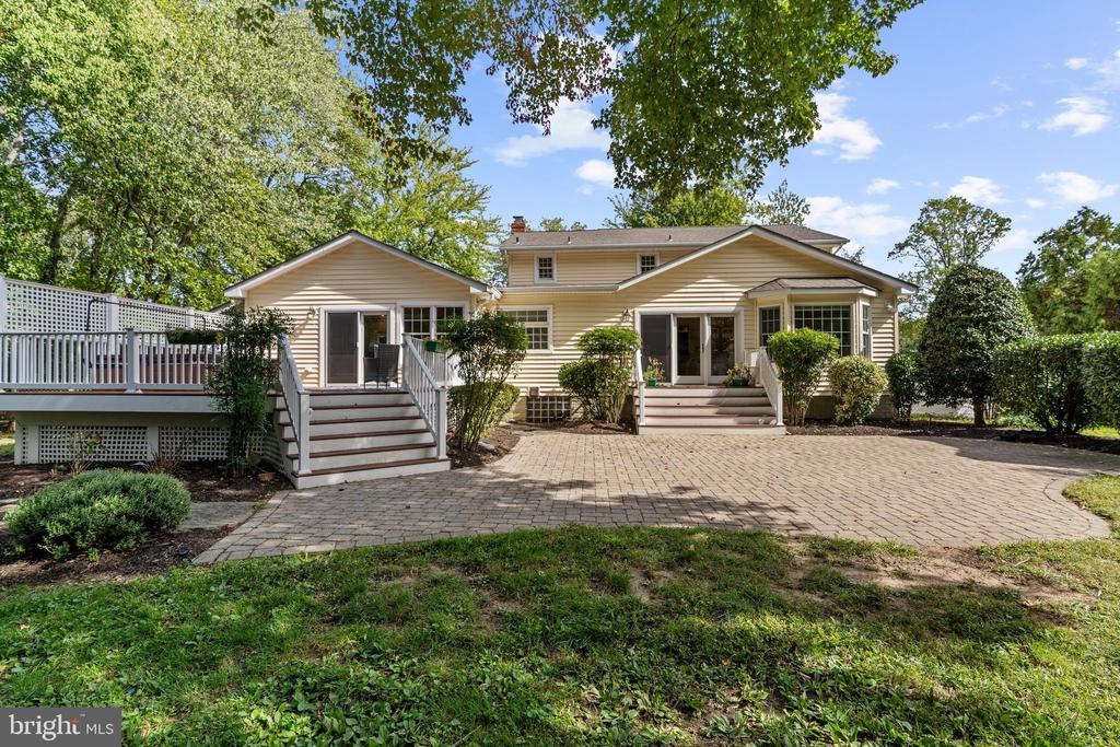 668 WHITE SWAN DRIVE
