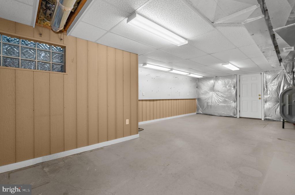 668 WHITE SWAN DRIVE