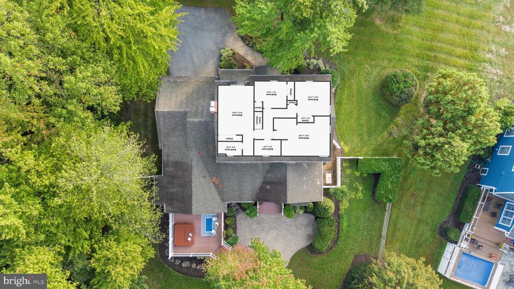 668 WHITE SWAN DRIVE