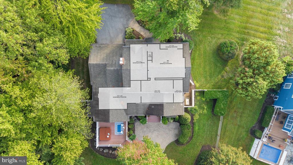 668 WHITE SWAN DRIVE