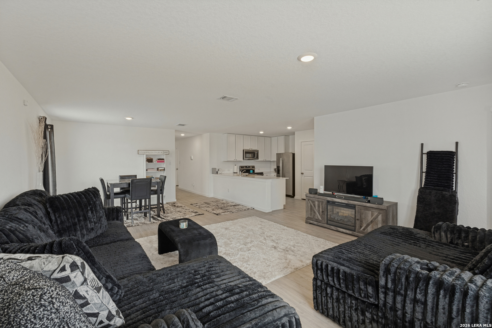 913 RIVIERA CT