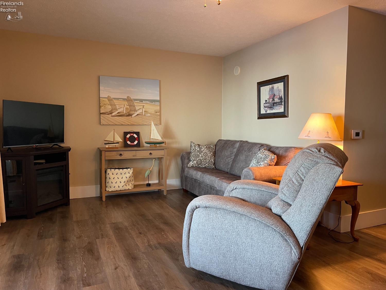 503 W Lakeshore Drive B2