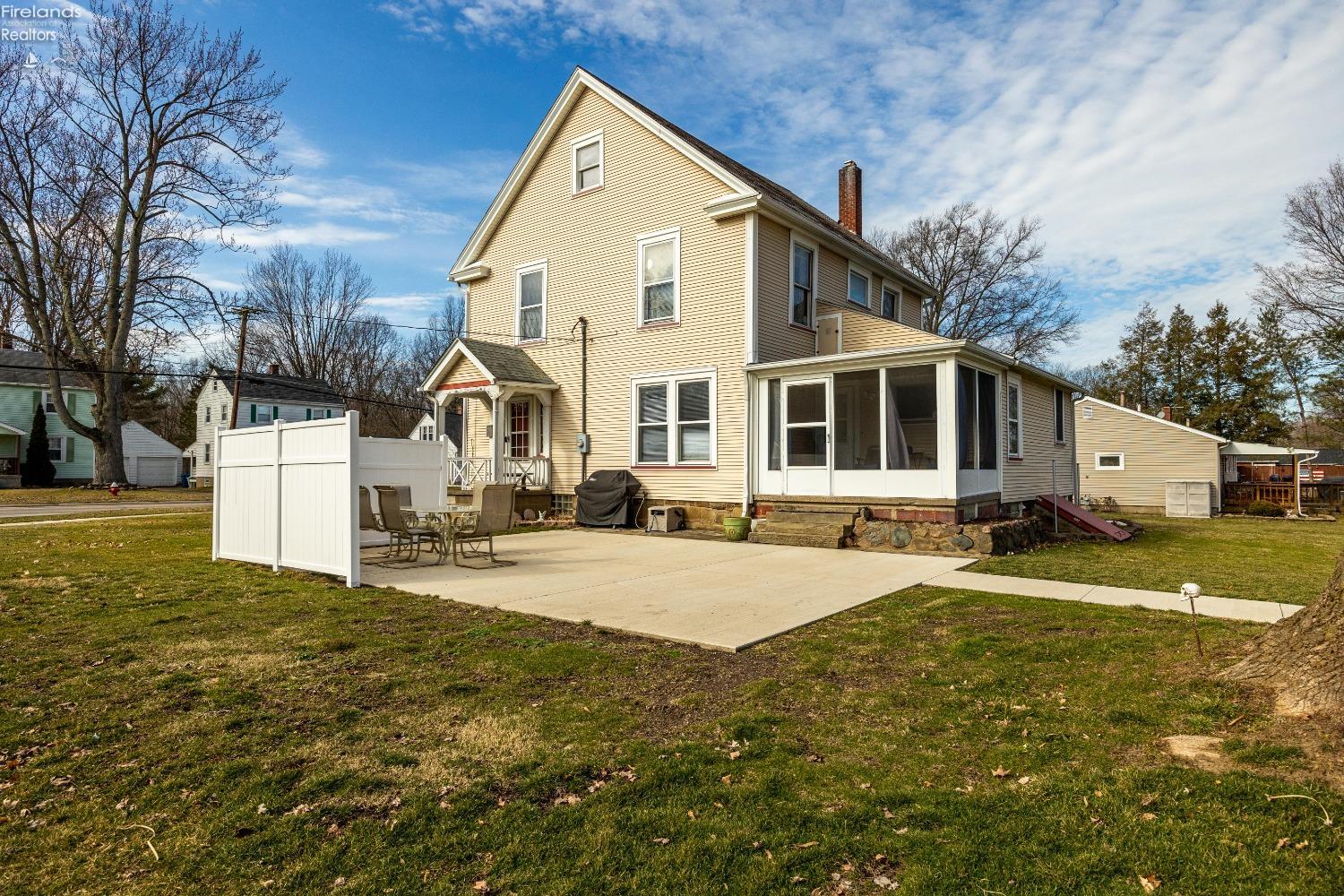 483 N Main St