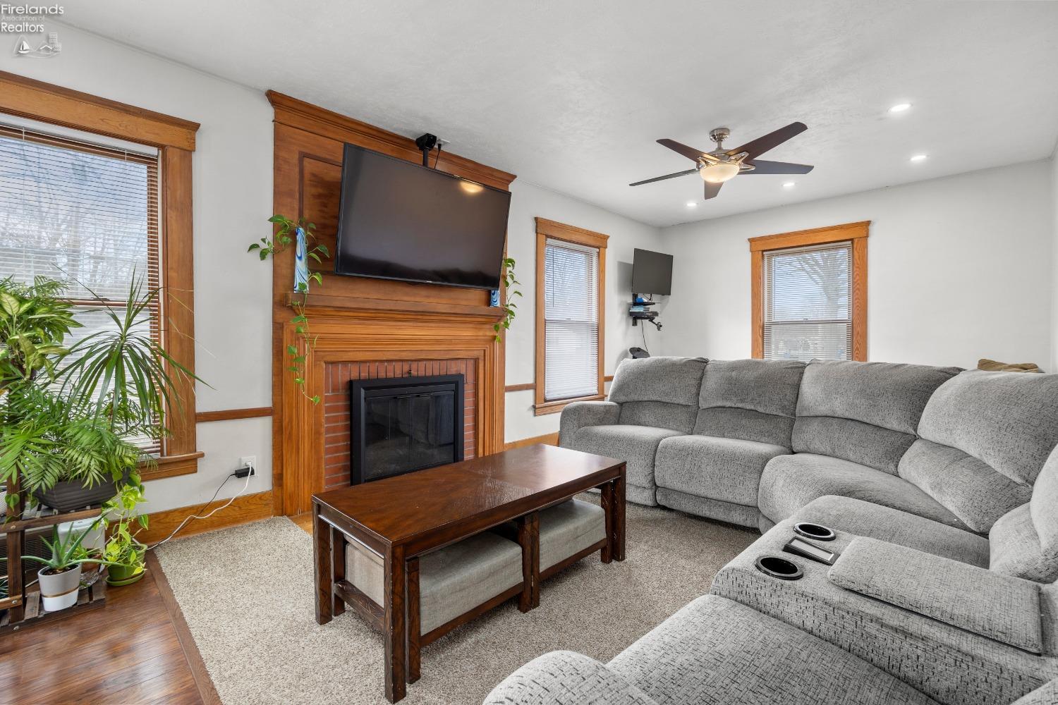 483 N Main St