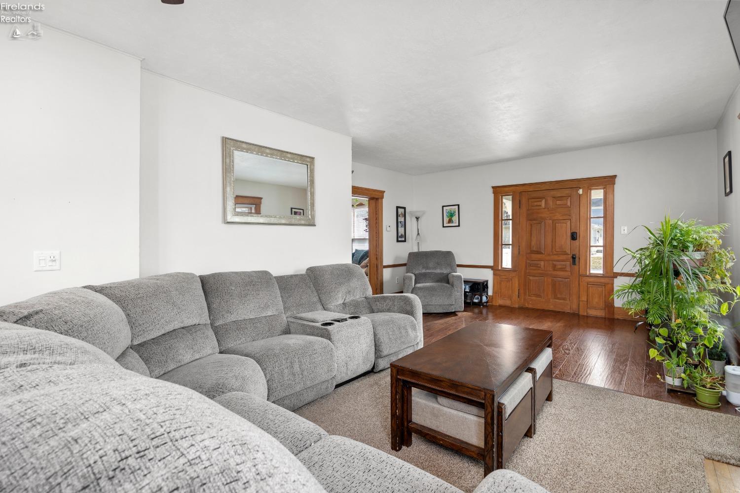 483 N Main St