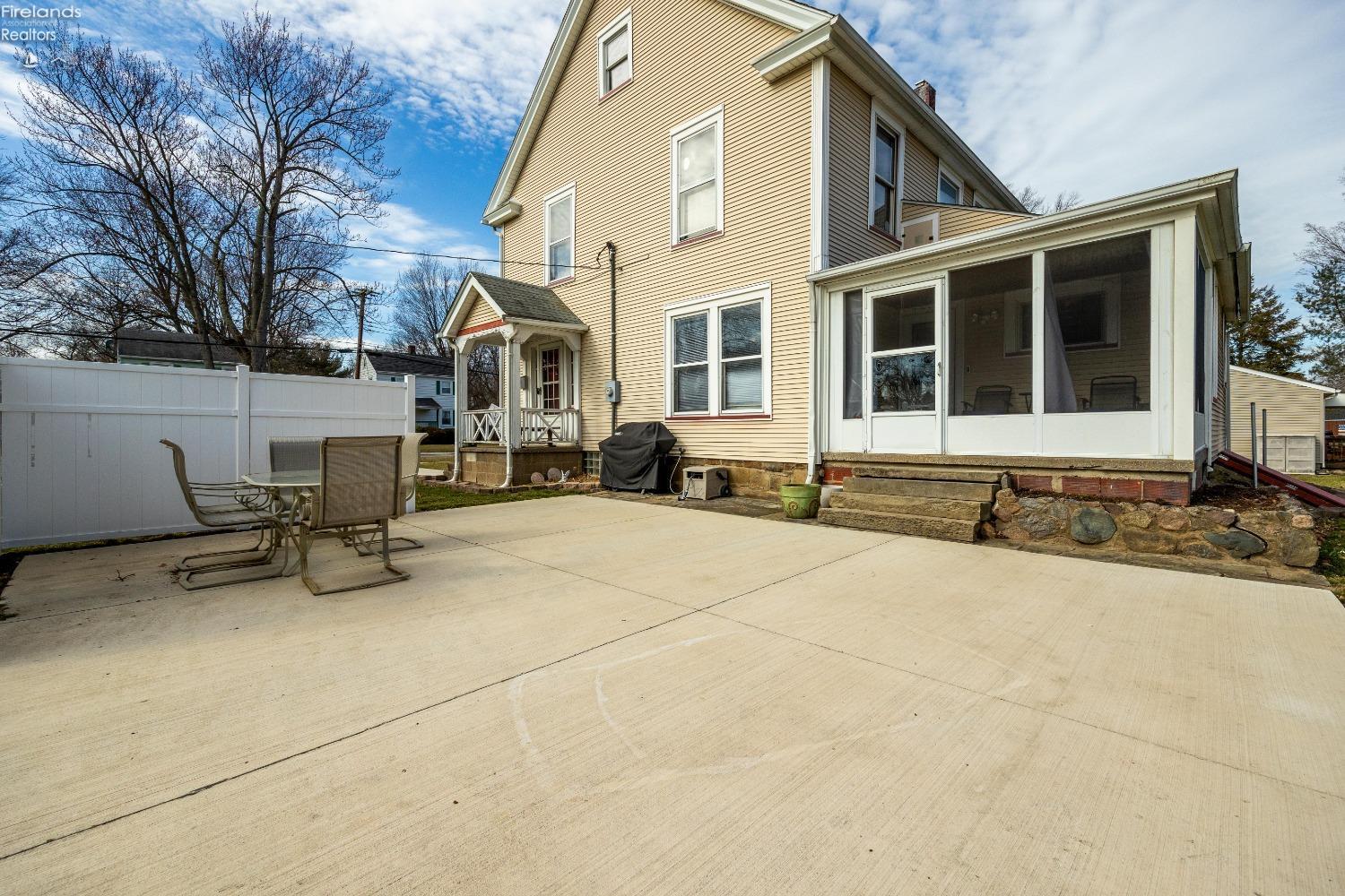 483 N Main St