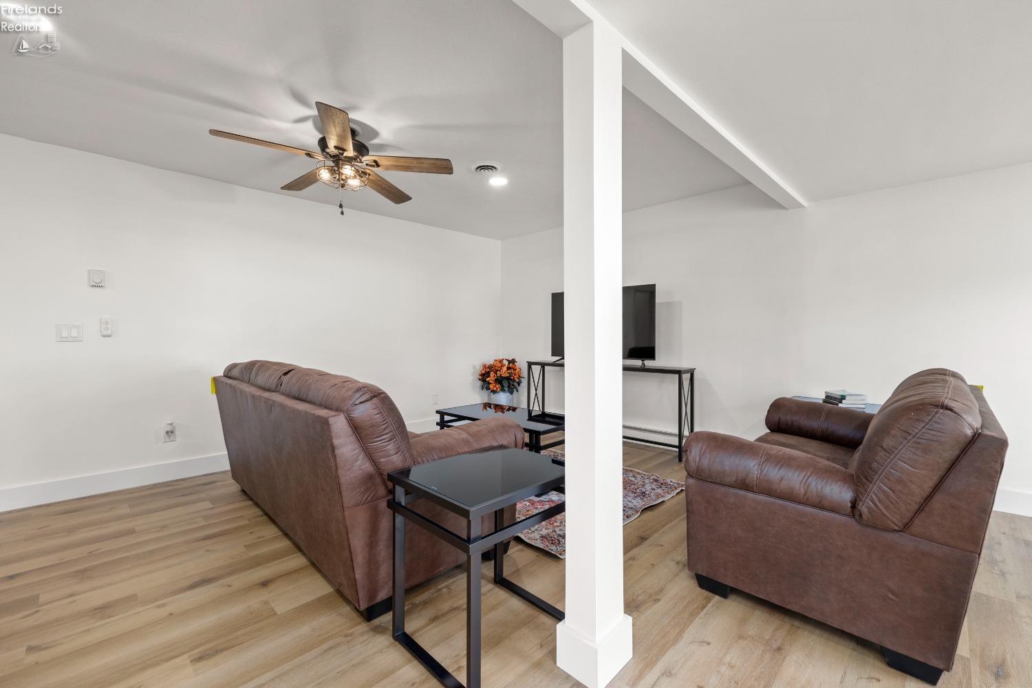 2718 W 37th