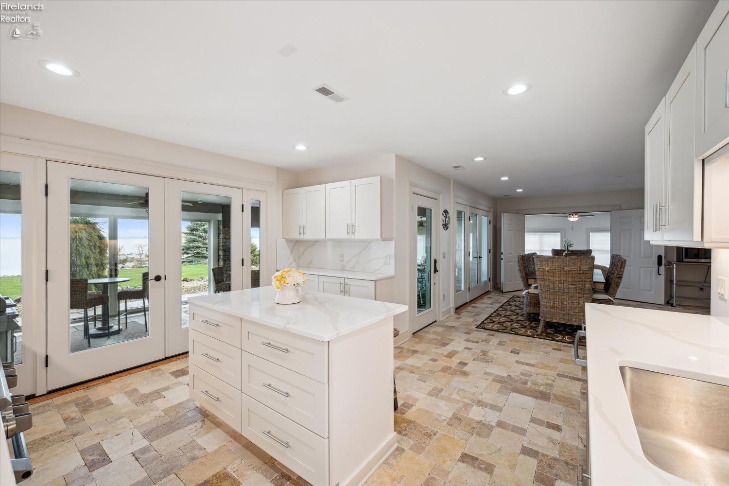 2789 S Waterside Court