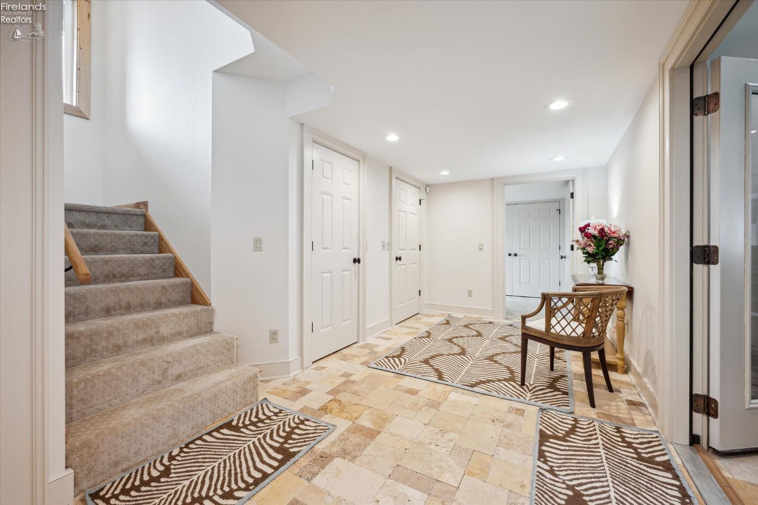 2789 S Waterside Court