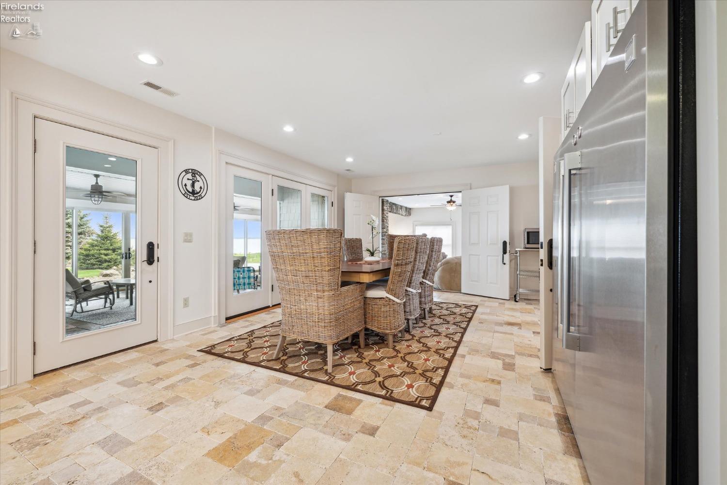 2789 S Waterside Court