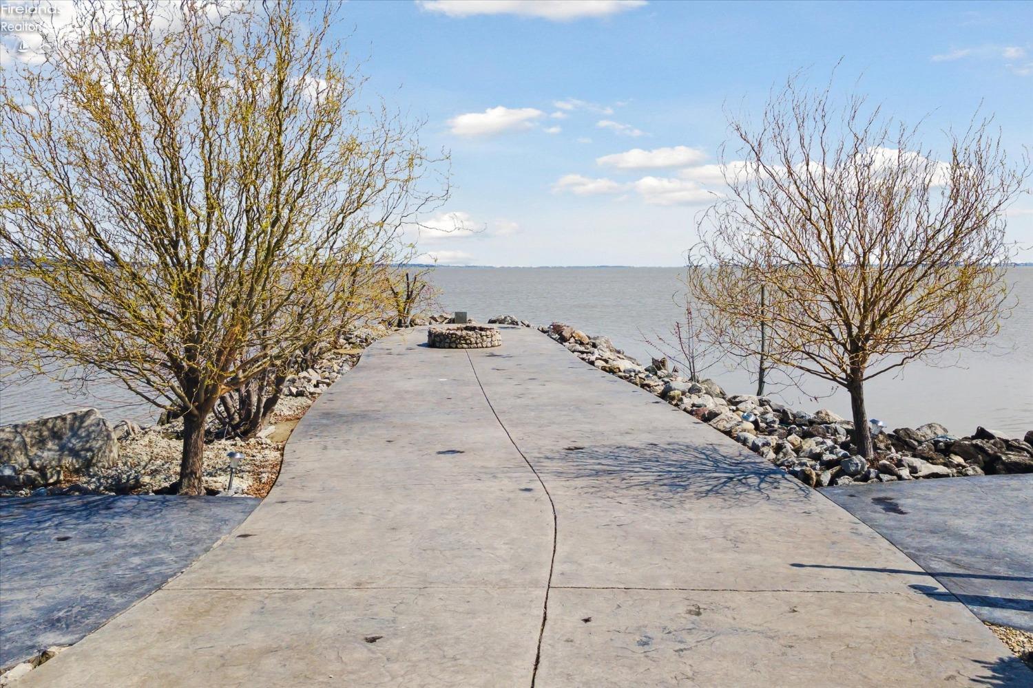 2789 S Waterside Court