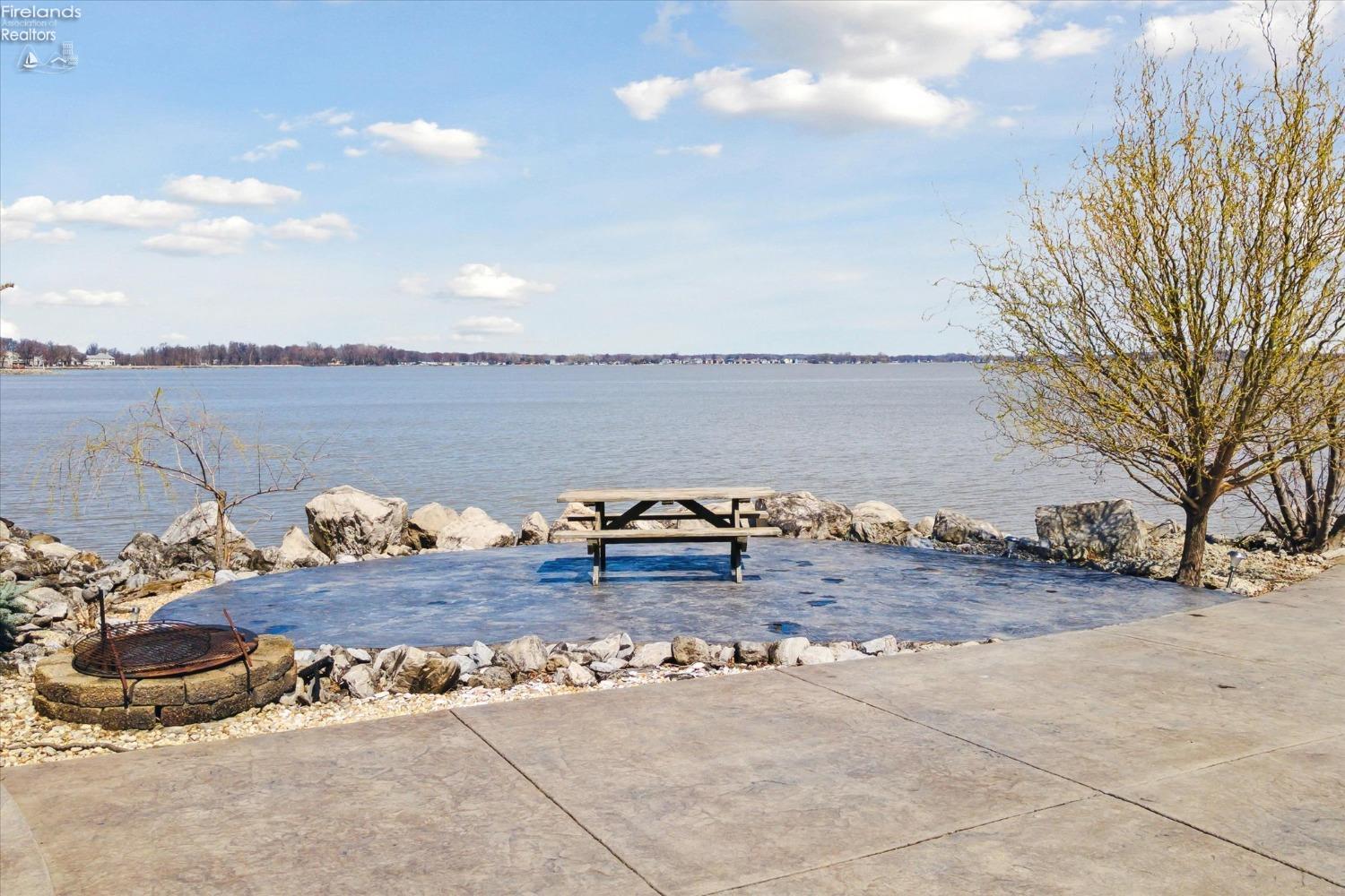 2789 S Waterside Court