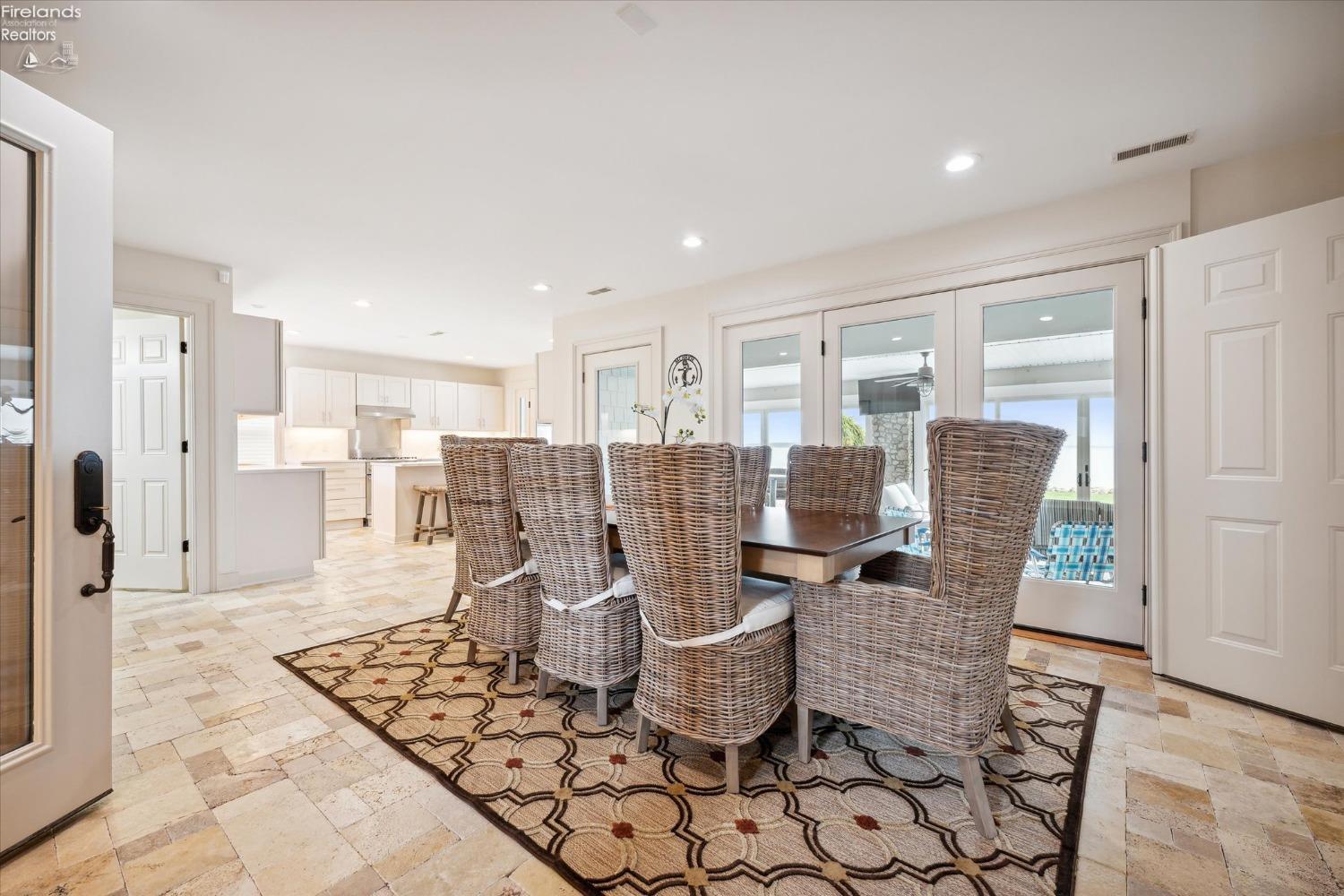 2789 S Waterside Court