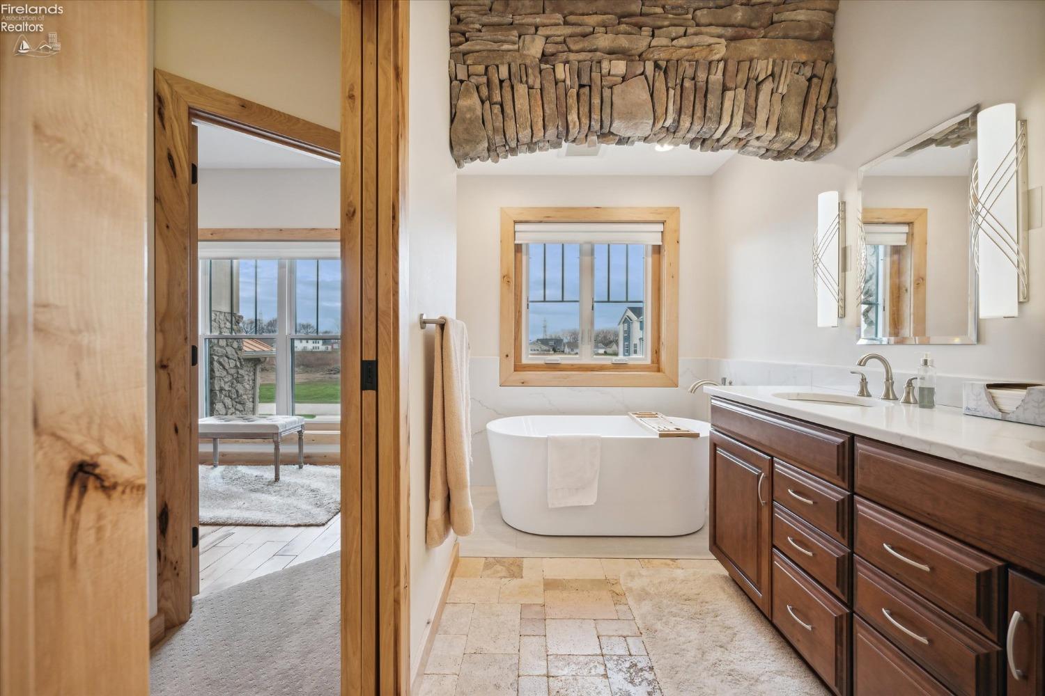 2789 S Waterside Court