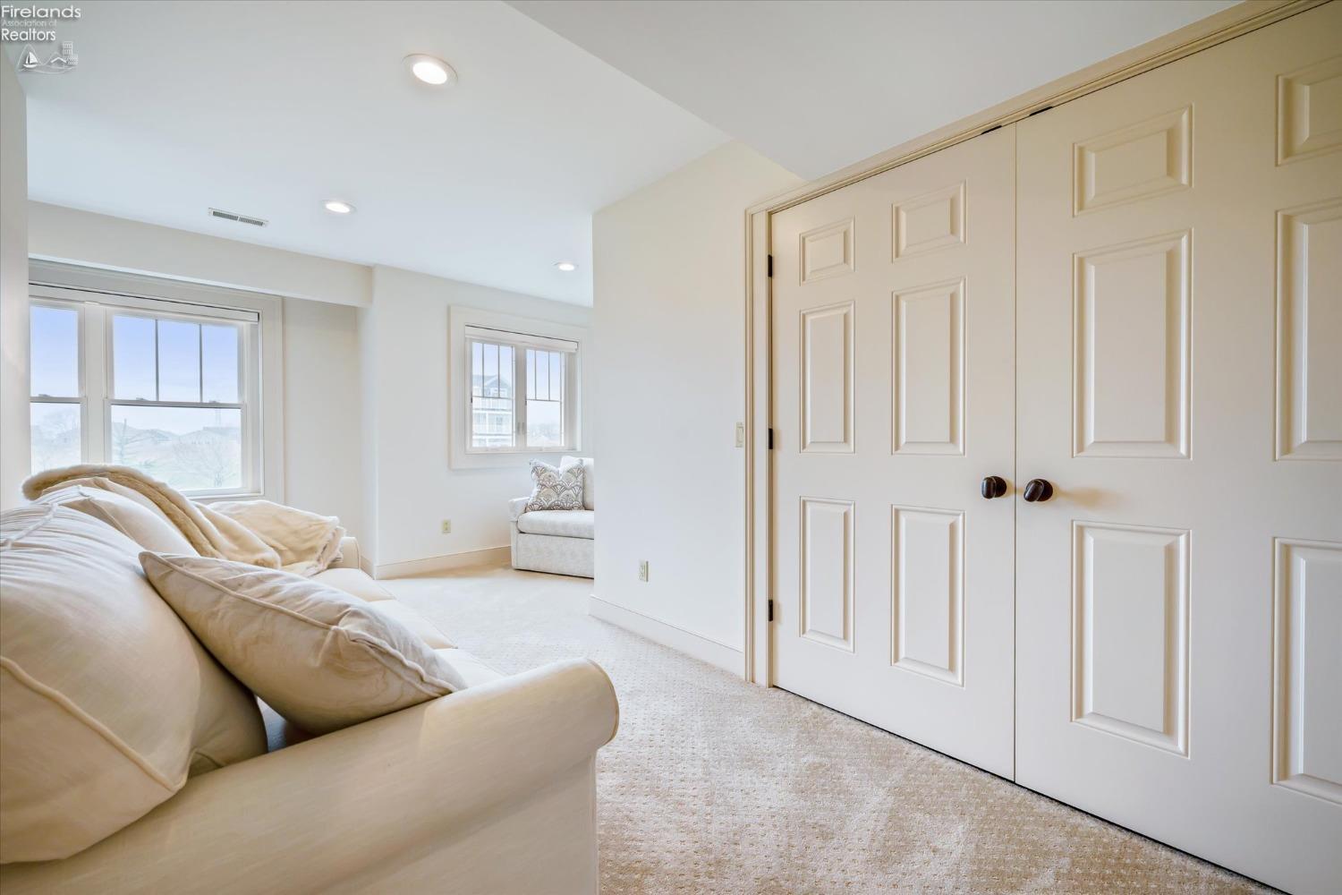 2789 S Waterside Court