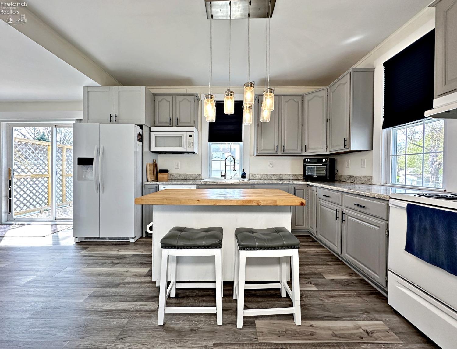 331 W Perry St Street