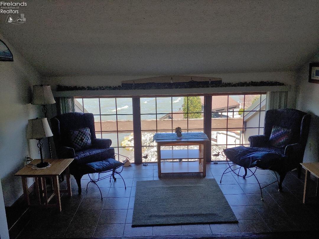1803 E Perry