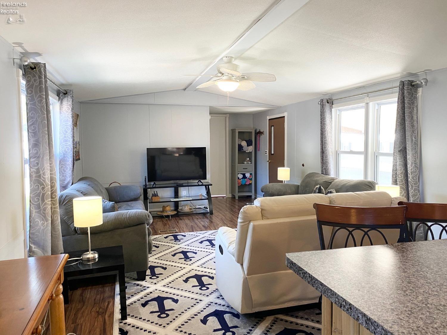 8175 North Shore Boulevard 77