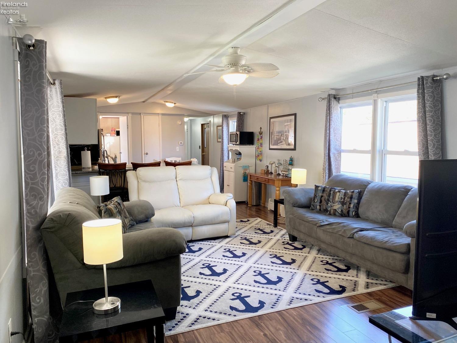 8175 North Shore Boulevard 77