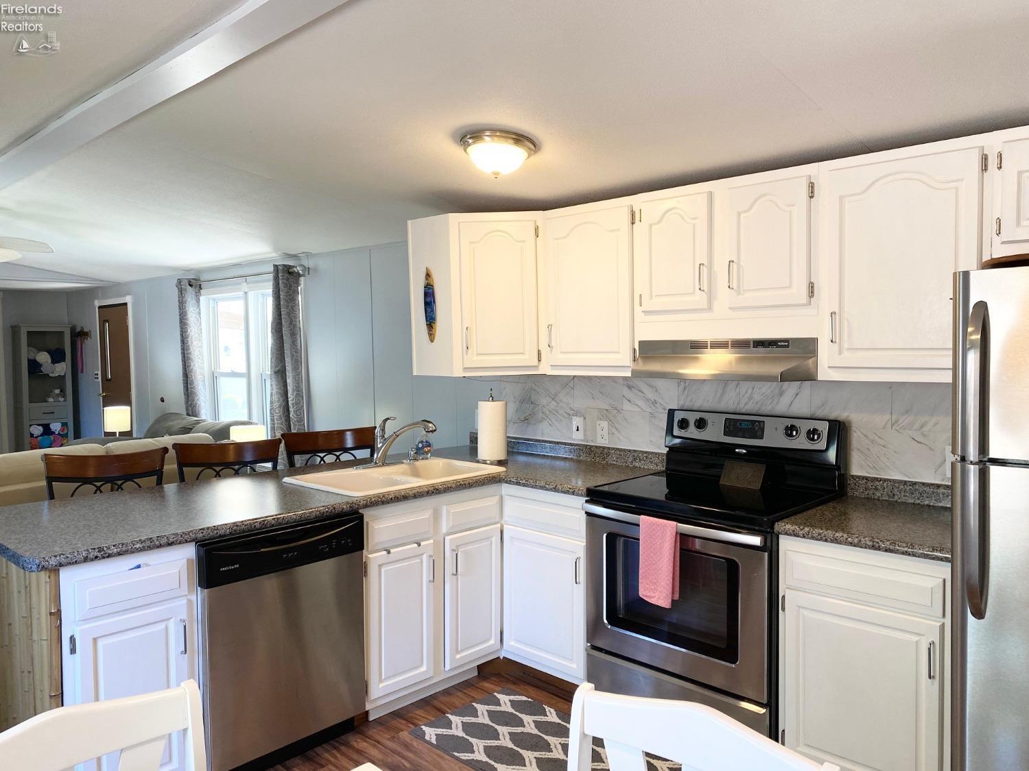 8175 North Shore Boulevard 77