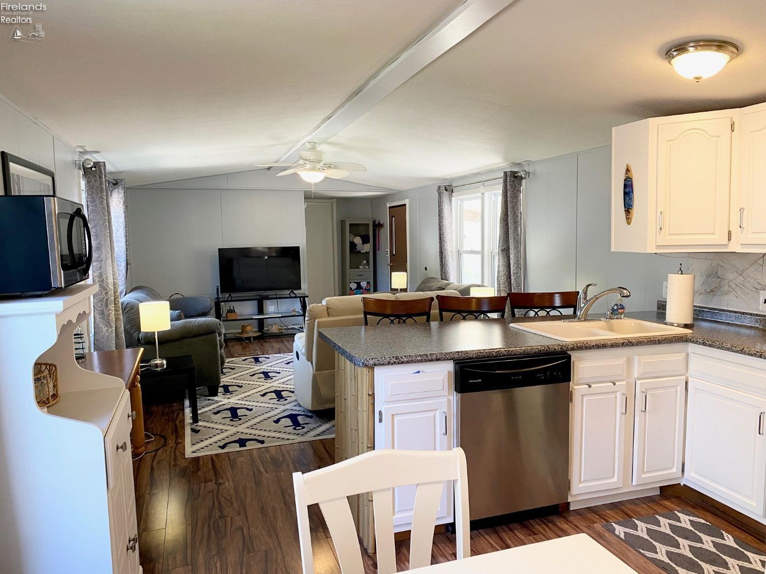 8175 North Shore Boulevard 77