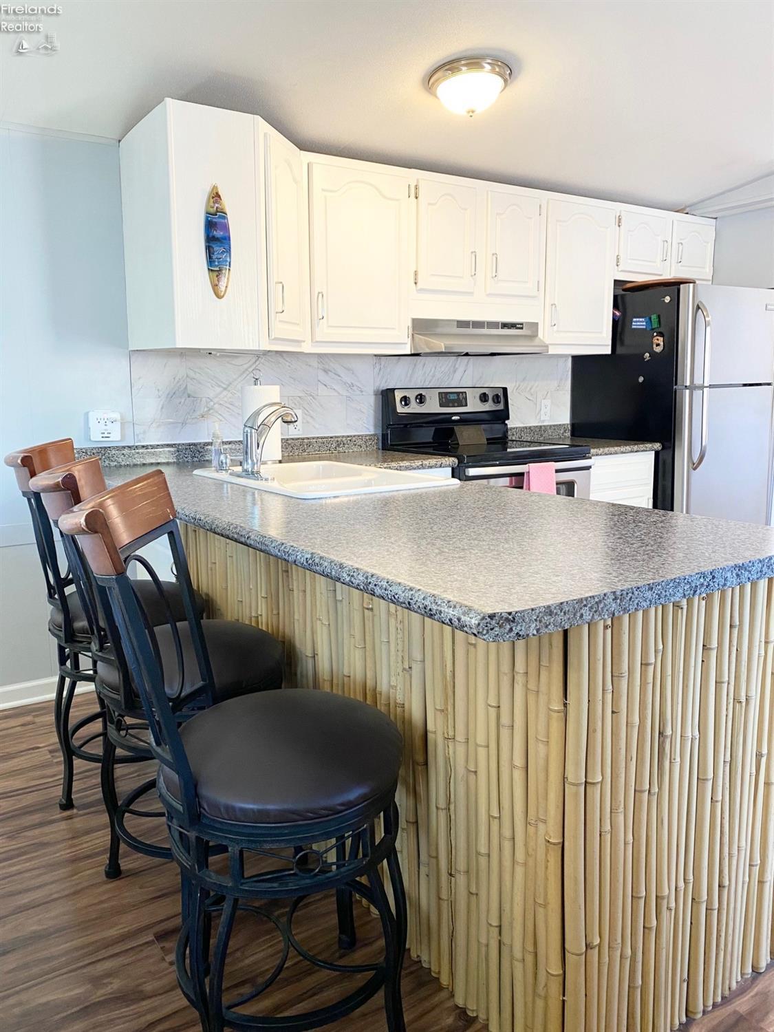 8175 North Shore Boulevard 77