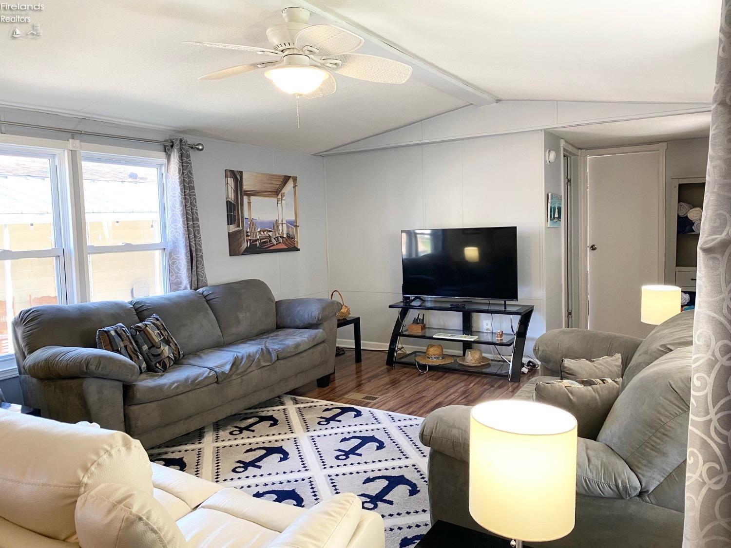 8175 North Shore Boulevard 77