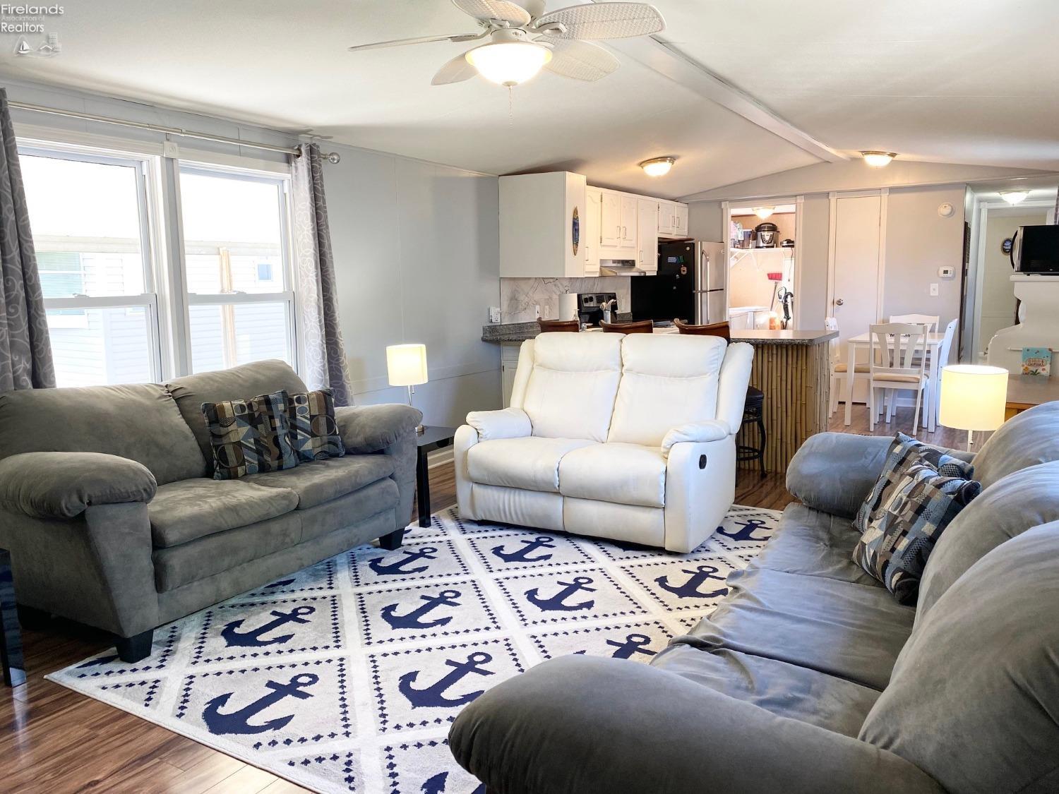 8175 North Shore Boulevard 77