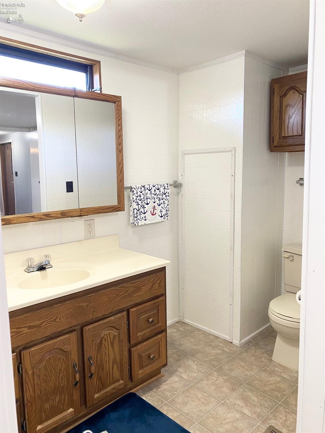 8175 North Shore Boulevard 77