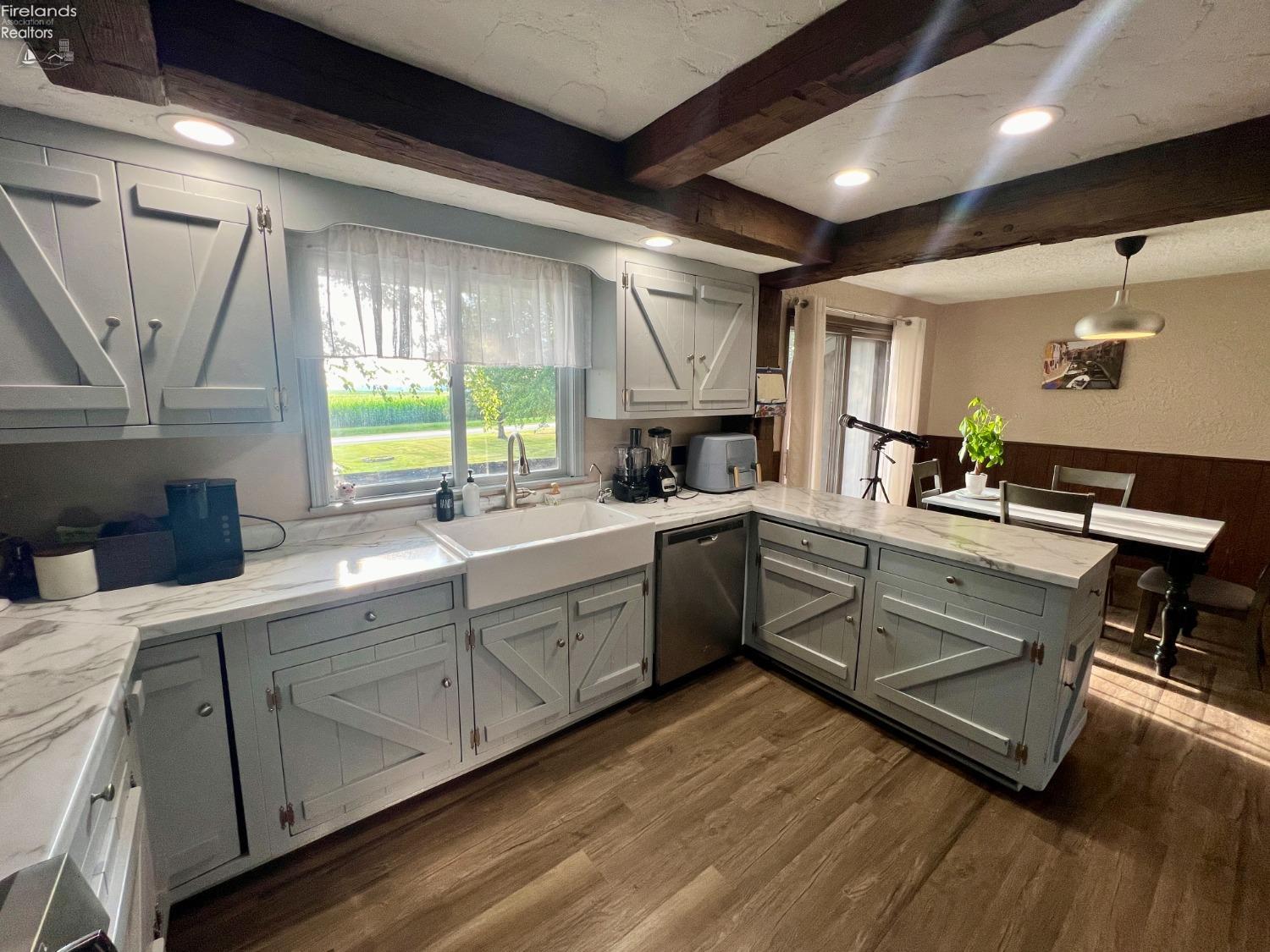 1085 N County Road 43
