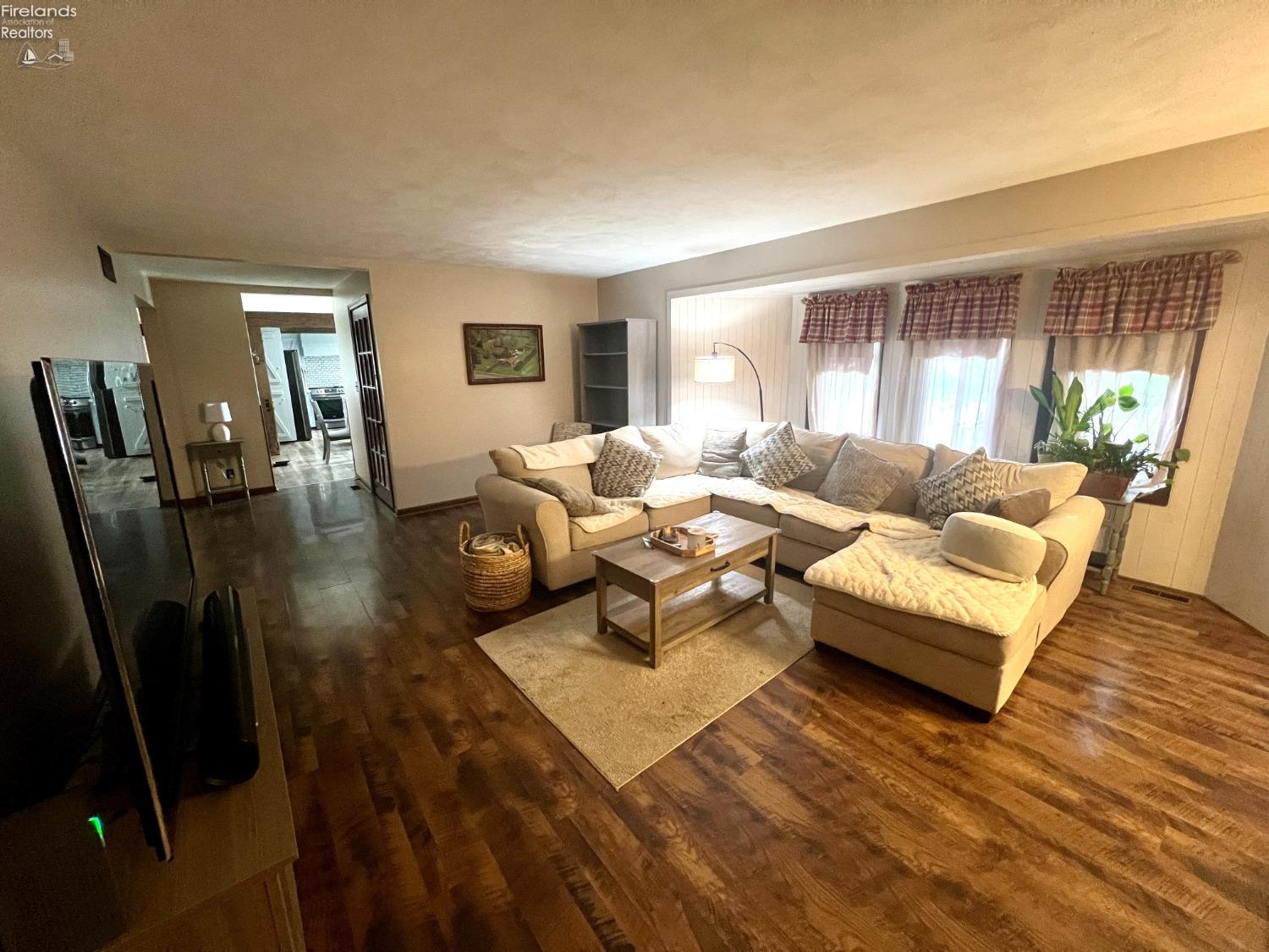 1085 N County Road 43