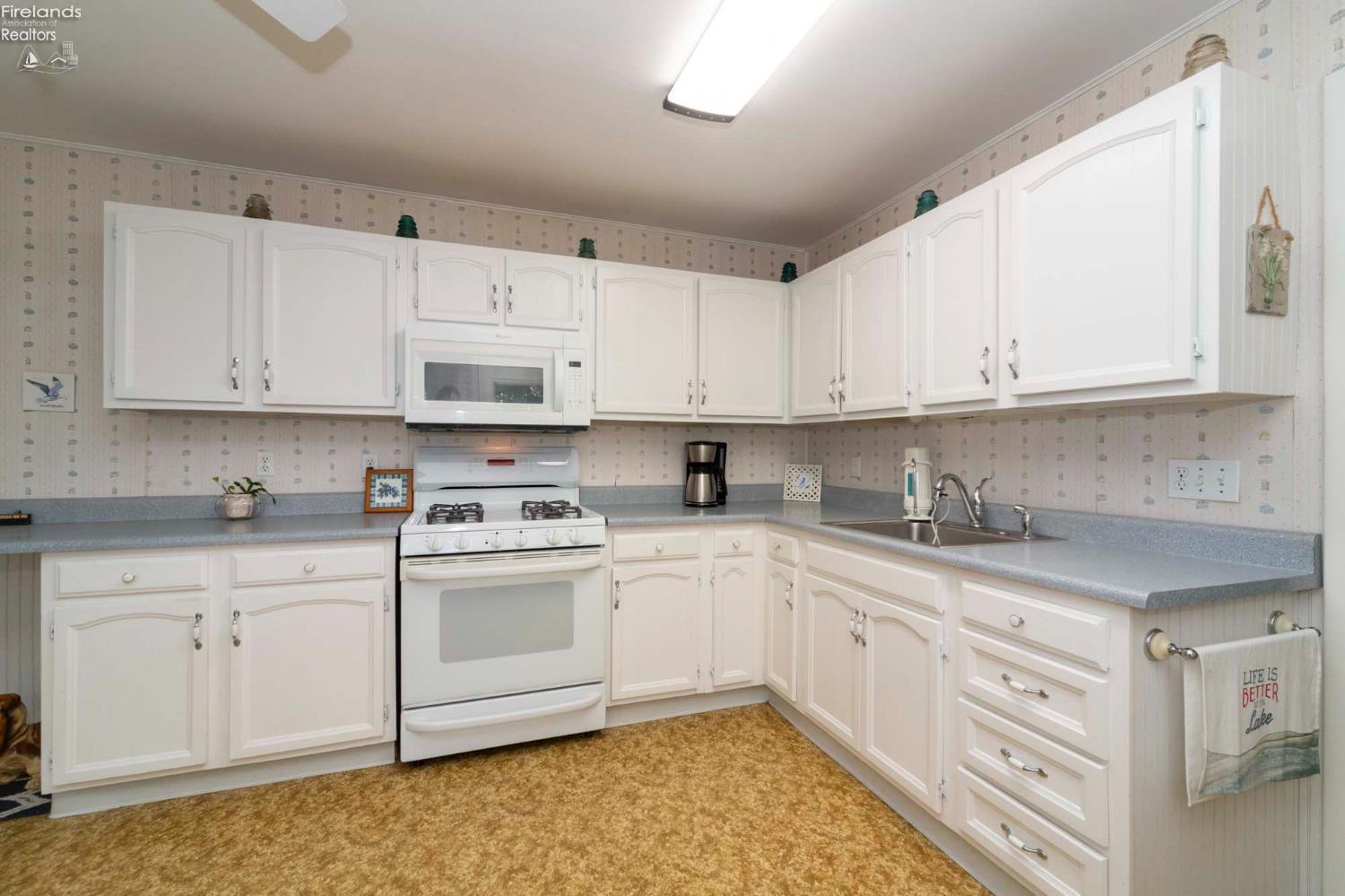 4329 E The Valley Road