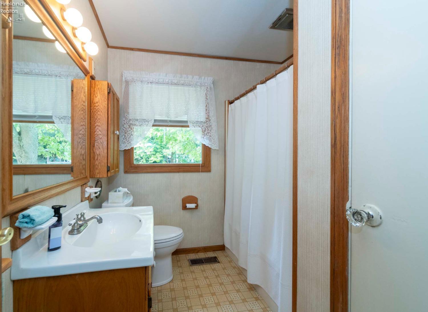4329 E The Valley Road