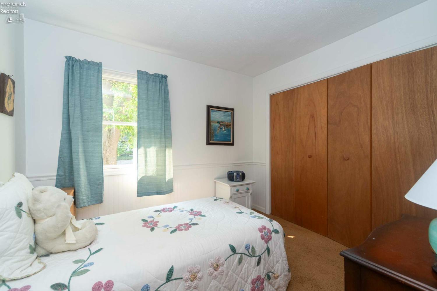 4329 E The Valley Road