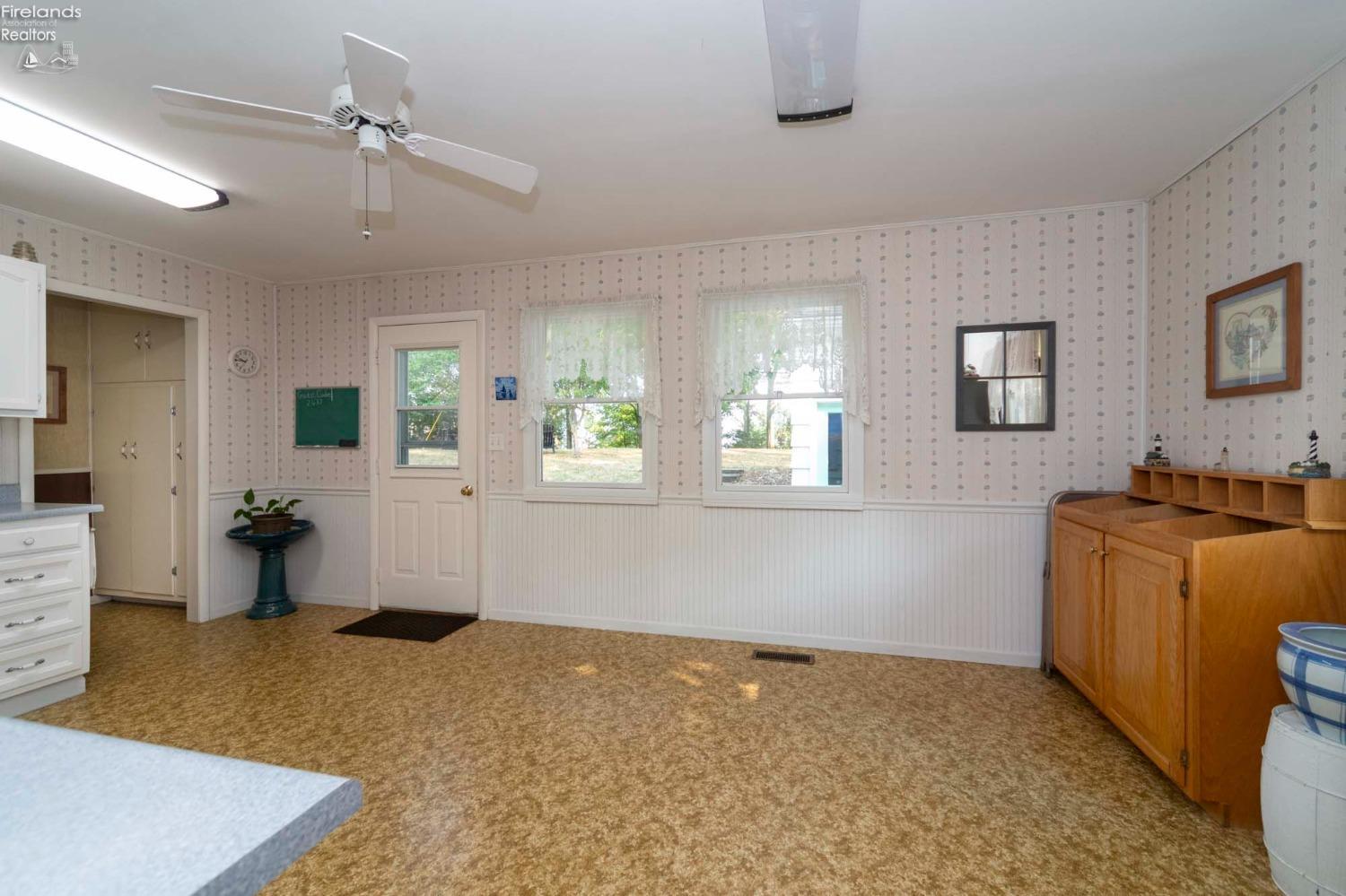 4329 E The Valley Road
