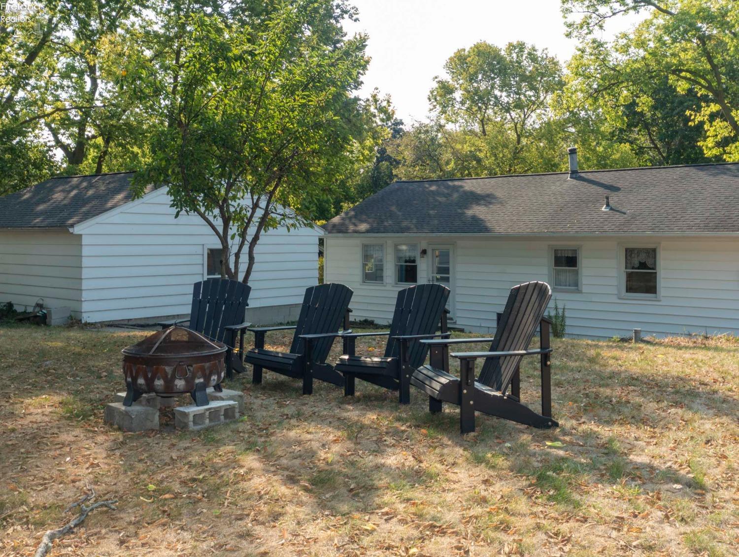 4329 E The Valley Road