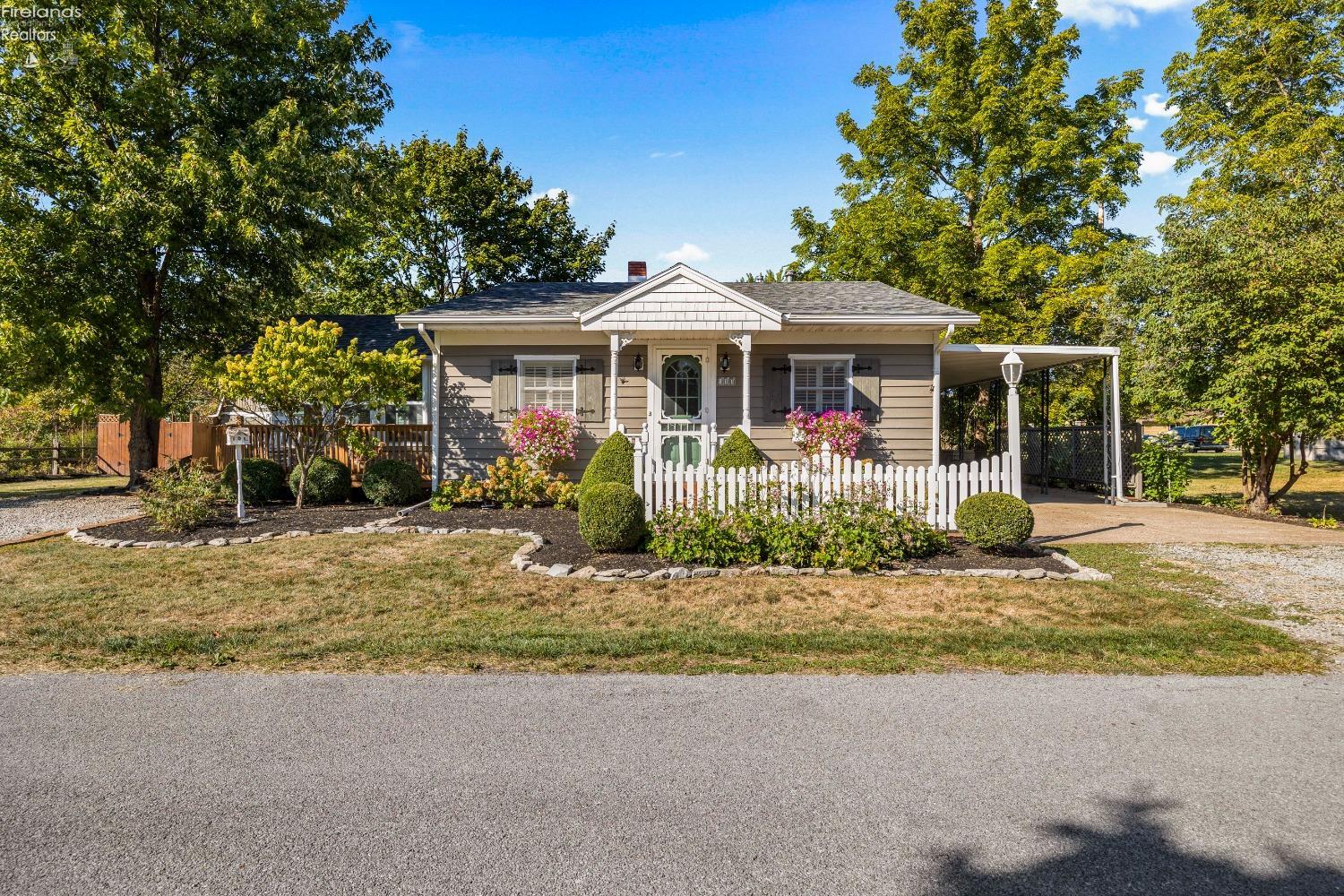 113 W Iroquois Trail