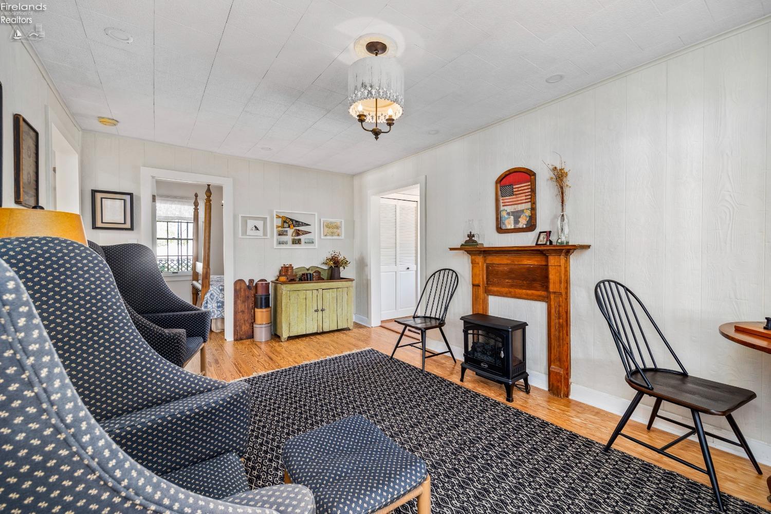 113 W Iroquois Trail