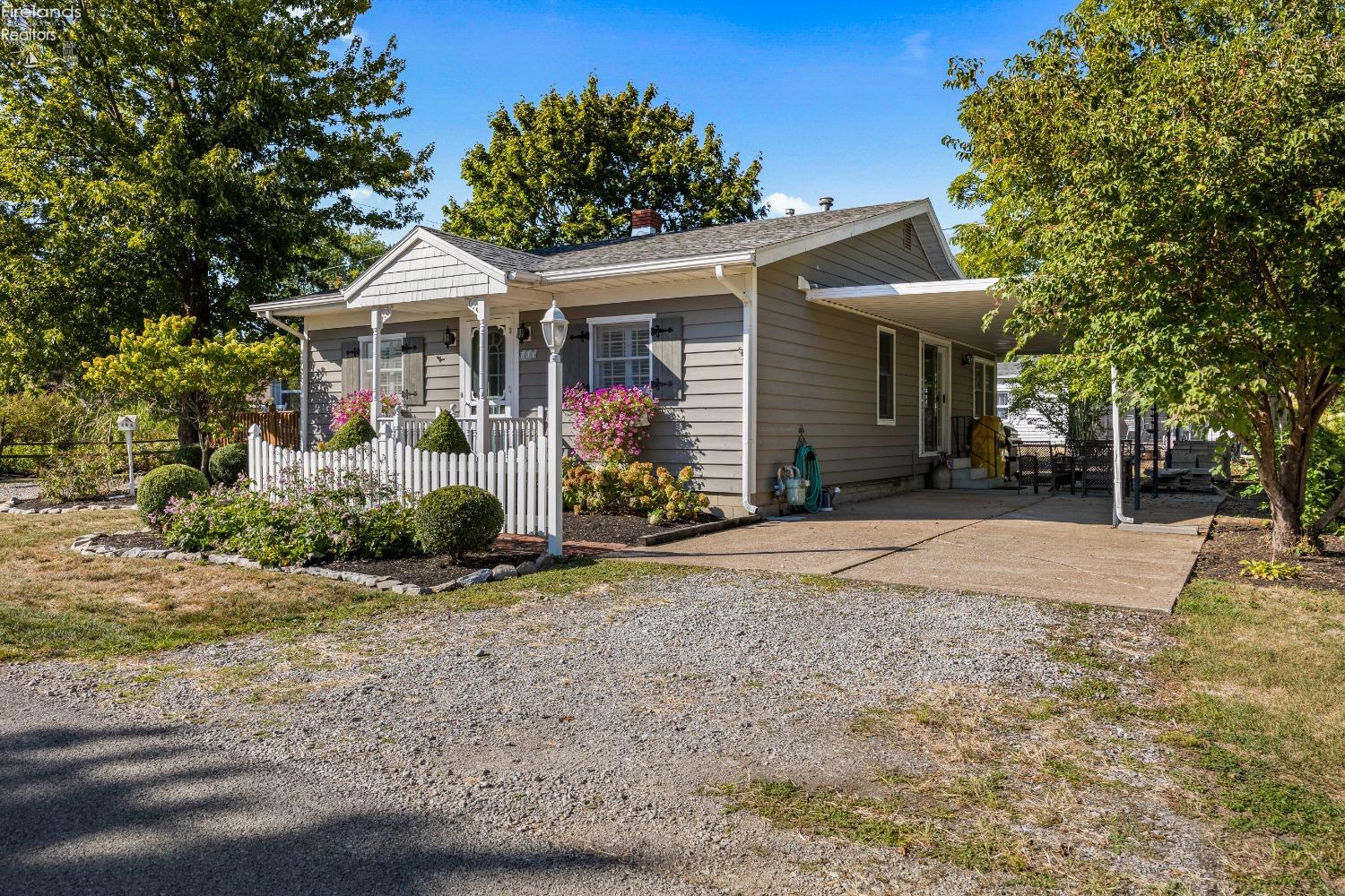113 W Iroquois Trail