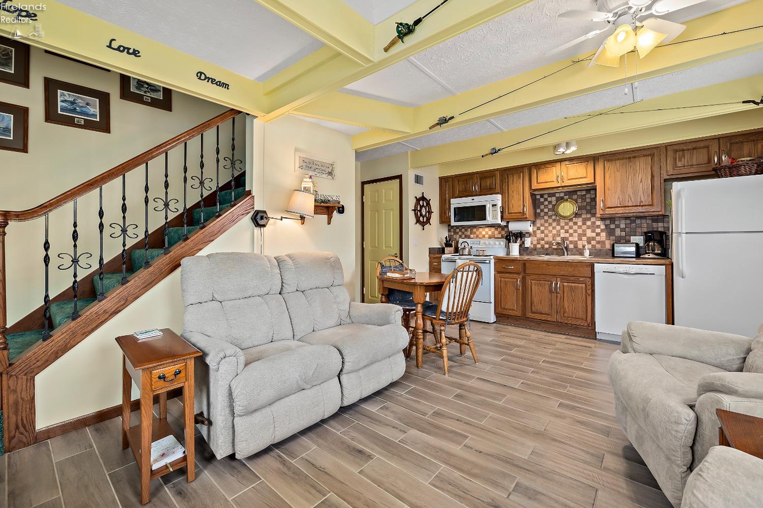 121 Schooner Point