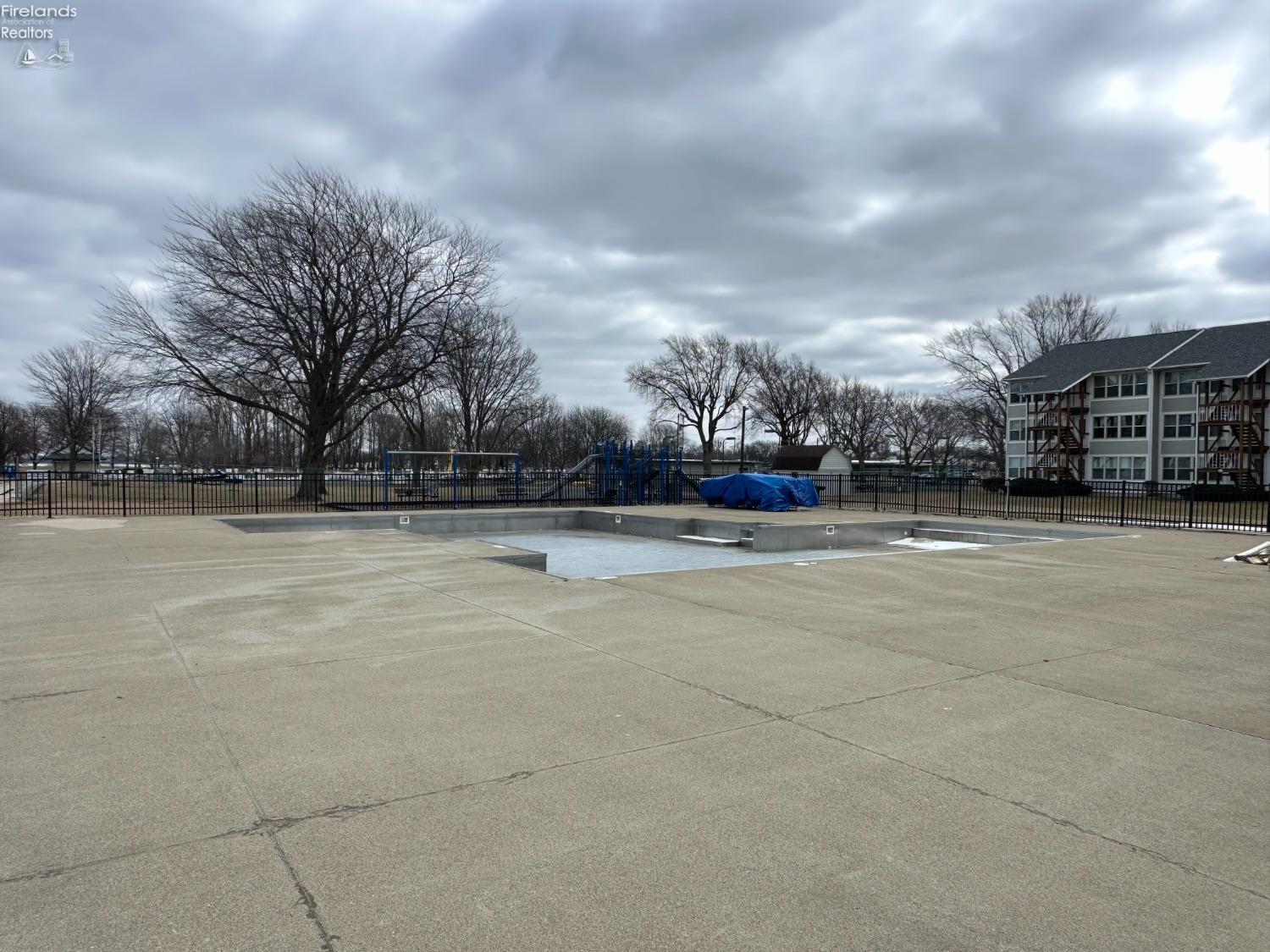 210 W Lake Shore Drive B