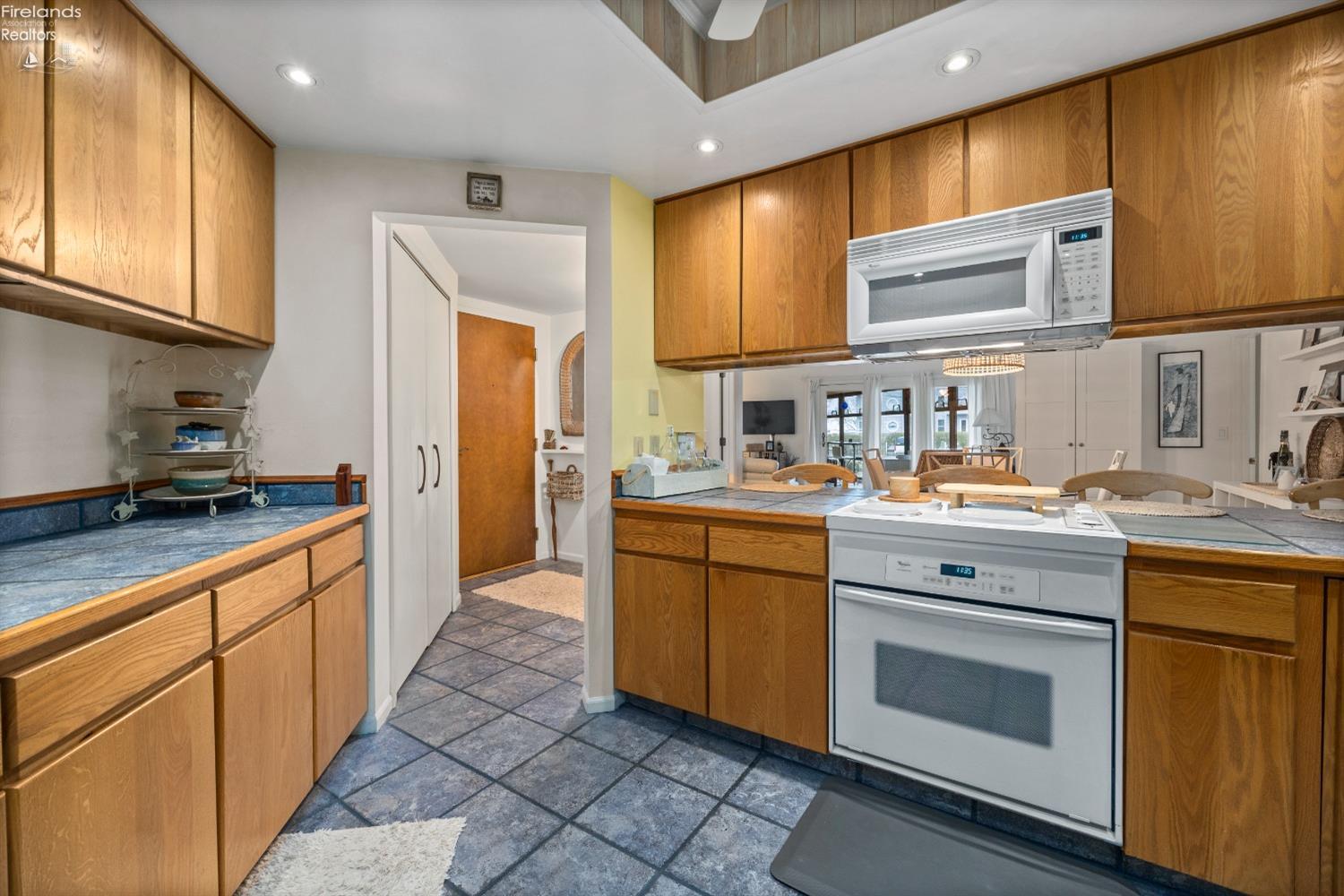 711 W Lakeshore Drive 106