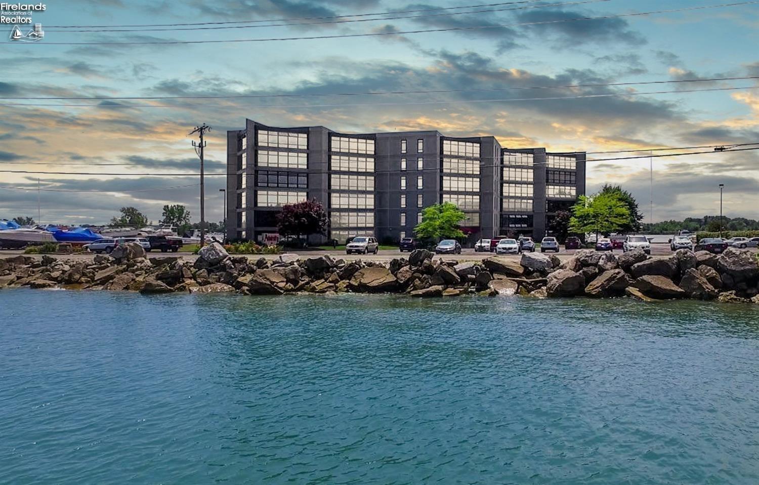 711 W Lakeshore Drive 106